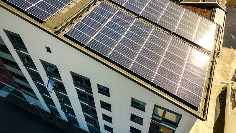 Placas solares en edificio residencial