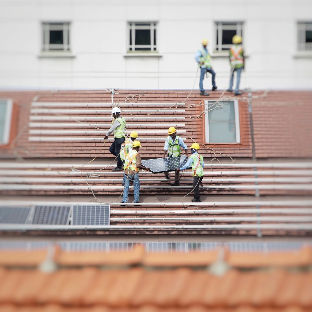 Operarios instalando placas solares