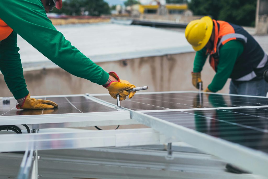 operarios instalando paneles solares